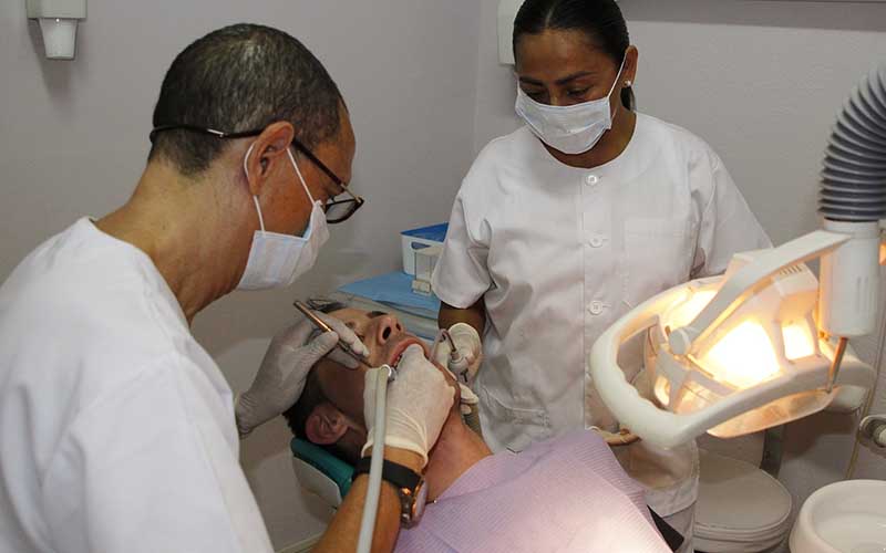 Clínica Dental y Estética Endodent paciente en tratamiento odontológico 4