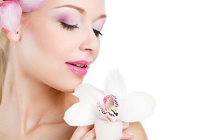 Clínica Dental y Estética Endodent mujer con una flor
